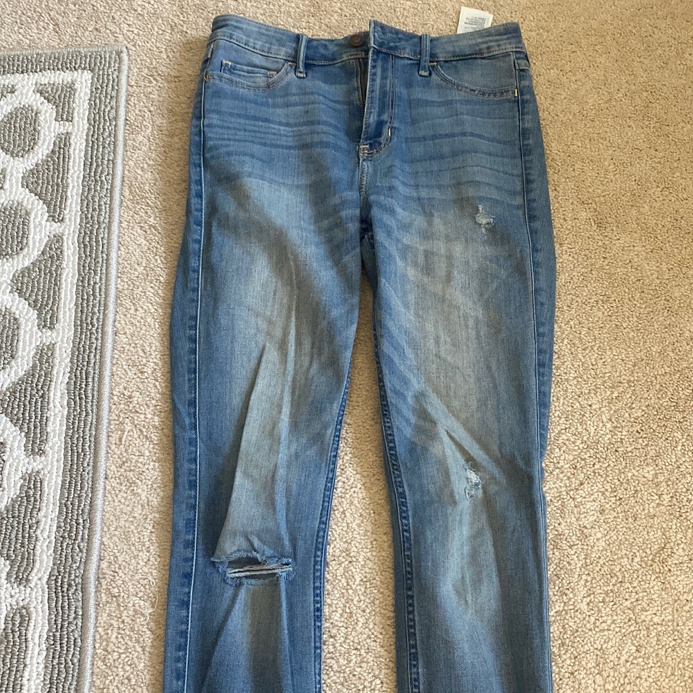 Hollister High Rise Super Skinny Medium Wash Jeans. Size 3L.
